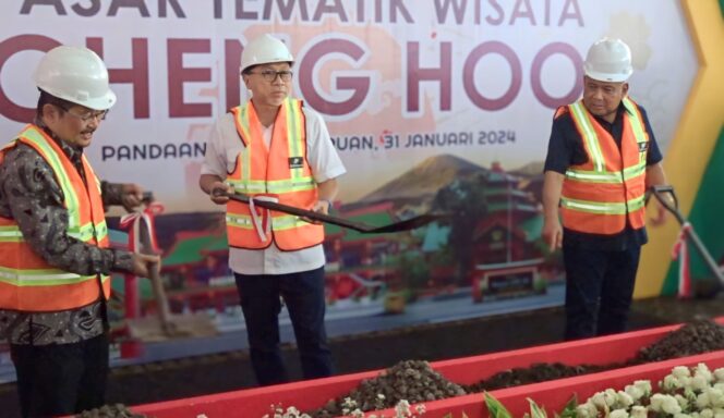 
					dimulai dengan peletakan batu pertama oleh
REVITALISASI: Menteri Perdagangan (Mendag) Zulkifli Hasan (tengah) saat menghadiri peletakan batu pertama revitalisasi Pasar Wisata Cheng Hoo jadi Pasar Tematik Wisata, Rabu (31/1/24) sore. (foto: Moh. Rois).