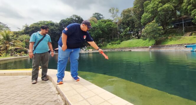 
					OLAH TKP: Aparat kepolisian melakukan olah TKP di lokasi tewasnya pelajar tenggelam di Pemandian Selokambang Lumajang. (foto: Asmadi).