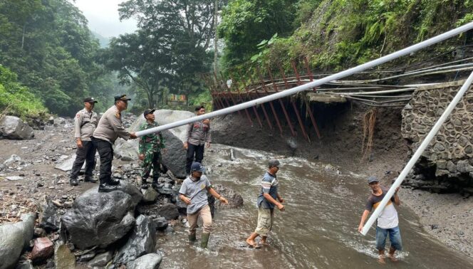 
					GOTONG-ROYONG: Forkopimka Lumbang saat memperbaiki pipa yang terputus di kawasan Air Terjun Madakaripura. (foto: istimewa)