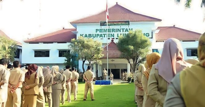 
					ABDI NEGARA: Aparatur Sipil Negara (ASN) menggelar apel pagi di halaman Pemkab Lumajang. (foto: dok).