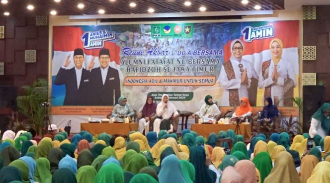 
					REUNI POLITIK: Suasana Reuni Akbar Alumni Fatayat NU di Tamandayu Pandaan, Kabupaten Pasuruan, Sabtu (3/1/24) pagi, bersama istri Anies Baswedan, Fery Farhati. (foto: Moh. Rois).