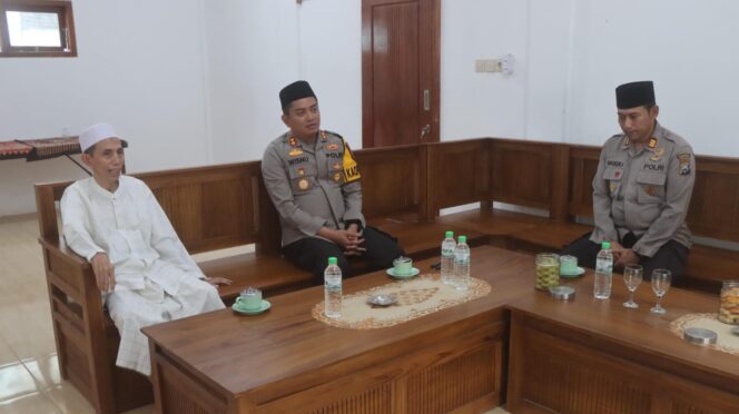 
					COOLING SYSTEM: Kapolres Probolinggo, AKBP Wisnu Wardana didamping Kapolek Paiton, AKP Maskur Ansori, silaturrahim ke Pengasuh Ponpes Nurul Jadid Paiton, KH. Zuhri Zaini. (foto: Humas Polres Probolinggo).