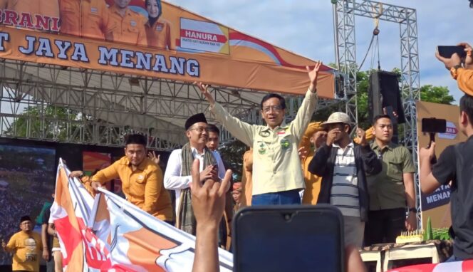 
					KAMPANYE: Cawapres nomor urut 3, Mahfud MD, menjanjikan sejumlah program pro-rakyat saat menghadiri HUT Partai Hanura di Pasuruan, Minggu (4/2/24). (foto: Moh. Rois).