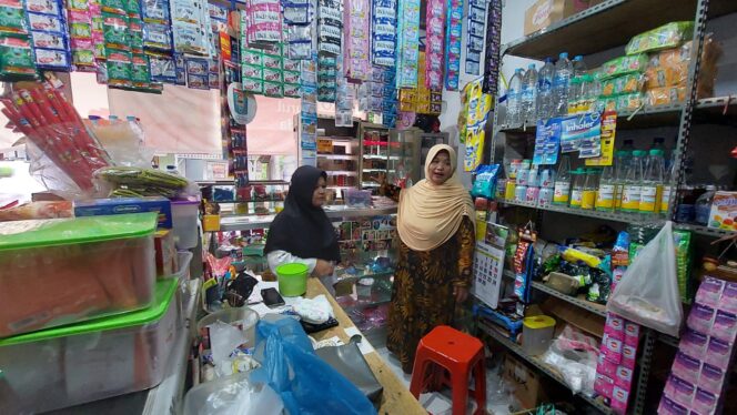 
					PENCURIAN: Karyawan toko menunjukkan lokasi ia menyimpan uang hasil penjualan. (foto: Hafiz Rozani)