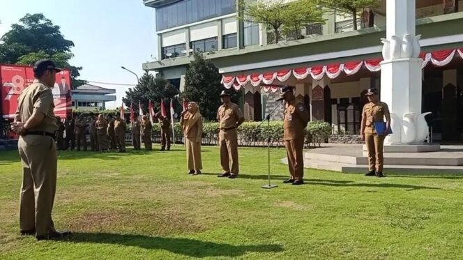 
					BEREBUT ESELON II: Aktifitas para pejabat di lingkungan Pemkab Probolinggo saat apel pagi. (foto: dok)