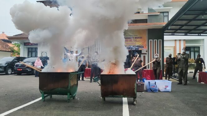 
					DIHANGUSKAN: Sejumlah barang bukti tindak pidana yang sudah inkrah dimusnahkan di kantor Kejari Kabupaten Probolinggo. (foto: Ali Ya'lu)