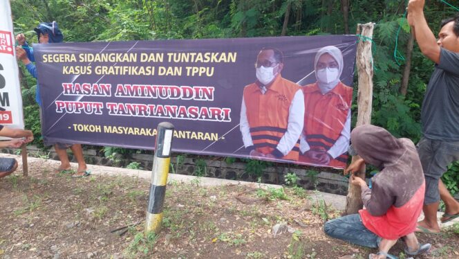 
					USUT KORUPSI: Pemasangan spanduk berisi desakan agar KPK selesaikan kasus korupsi yang melilit Hasan Aminuddin dan istrinya, Puput Tantriana Sari. (foto: Hafiz Rozani)