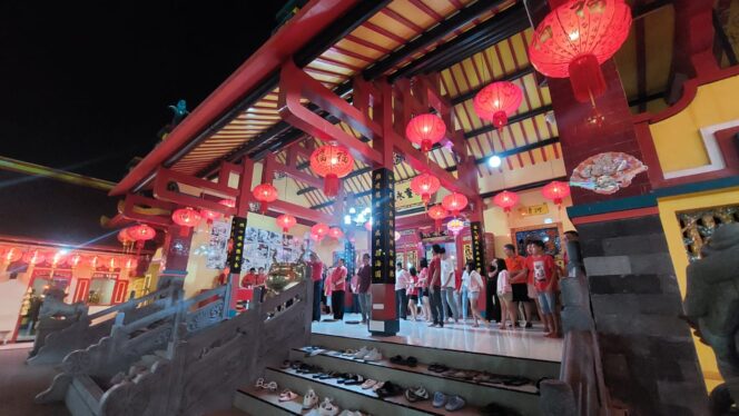 
					IMLEK: Prosesi ritual sembahyang malam Tahun Baru imlek umat Tionghoa di Klenteng Tri Dharma Sumber Naga Probolinggo. (foto: Hafiz Rozani).