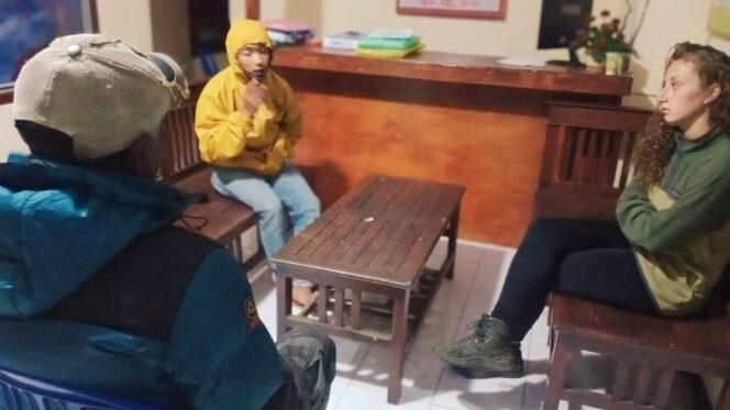 
					MEDIASI: Korban percobaan pelecehan seksual saat berada di homestay kawasan Bromo untuk mediasi. (foto: Istimewa).