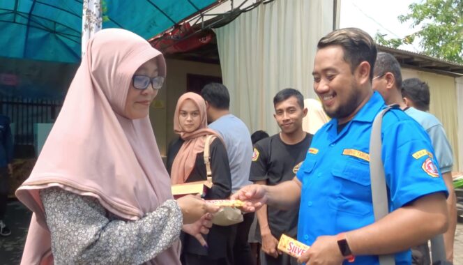 
					BERBAGI COKLAT: Pengurus Karang Taruna Winongan Pasuruan membagikan coklat kepada warga yang baru saja menggunakan hak pilihnya di TPS. (foto: Moh. Rois).