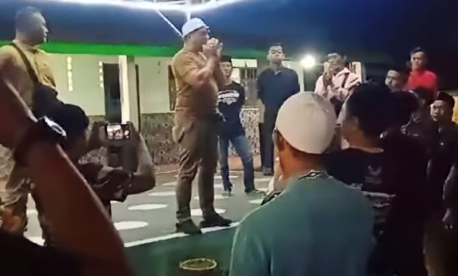 
					Tangkapan layar video saat massa melurug dan menghajar pelaku pencabulan pelajar di Desa Kregenan, Kec. Kraksaan, Kab. Probolinggo.  