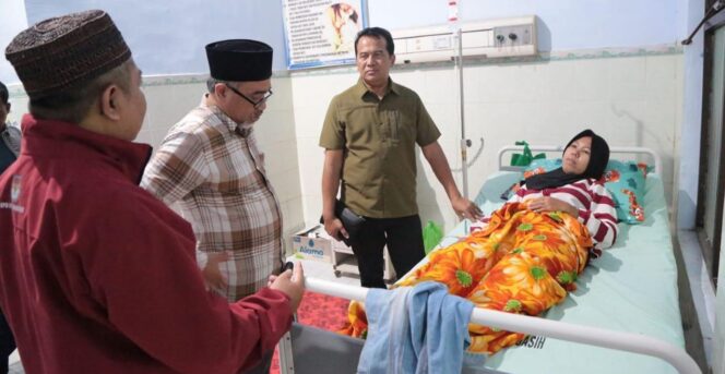 
					JENGUK: Pj Walikota dan Ketua KPU Kota Probolinggo menjenguk salah satu petugas KPPS yang dirawat di RS karena kelelahan (Foto: istimewa)