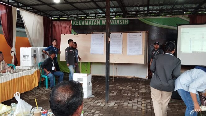 
					REKAPITULASI: Proses rekapitulasi hasil Pemilu 2024 di Kecamatan Wonoasih. (foto: Hafiz Rosani).