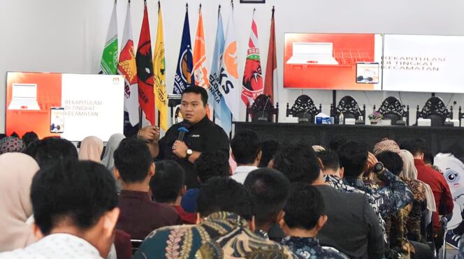 
					PAPARAN: Komisioner KPU Kabupaten Probolinggo Divisi Teknis Penyelenggaraan, Agus Hariyanto Andinata, memberikan paparan dalam Bimtek Rekapitulasi Pemilu 2024, beberapa waktu lalu. (foto: dok).