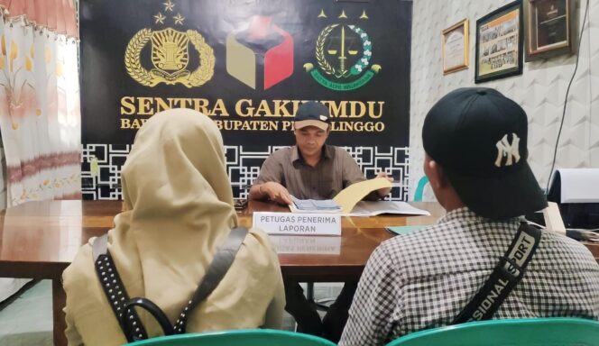 
					LAPOR: Siti Maryam ditemani penasehat hukum membuat laporan terkait honornya sebagai saksi Perindo yang belum dibayar. (foto: Ali Ya'lu).