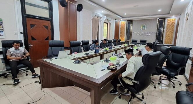 
					BAHAS PAW: Rapat Badan Musyawarah (Banmus) DPRD Kabupaten Pasuruan membahas peluang PAW dua anggota dewan yang meninggal dunia. (foto: Moh. Rois).