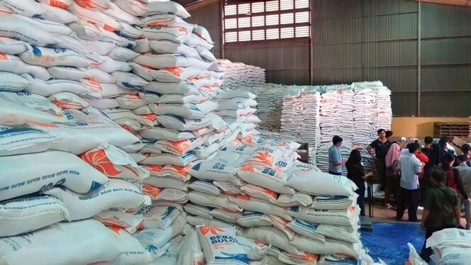 
					SURPLUS: Persediaan beras untuk bantuan sosial di Gudang Bulog Lumajang. (foto: dok).
