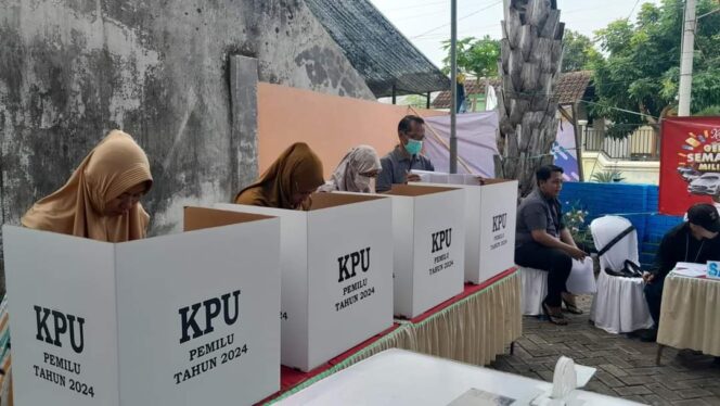 
					POTENSI PSU: Proses pemungutan suara Pemilu 2024 di Kota Probolinggo. (foto: Hafiz Rozani).