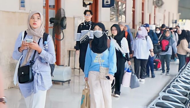 
					RAMAI: Penumpang KA terlihat ramai di Stasiun Probolinggo. (Foto: Istimewa).