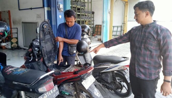 
					RAIB: Korban menunjukkan jok motor yang dibuka pelaku untuk mengambil uang Rp50 juta. (foto: Moh. Rois).