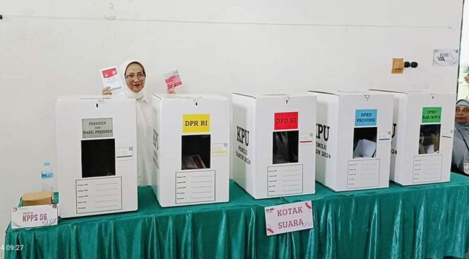 
					LANCAR: Pj. Bupati Lumajang, Indah Wahyuni, menggunakan hak pilihnya di Pemilu 2024 kemarin. (foto: Asmadi).