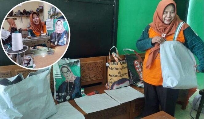 
					KREATIF: Pemilik Griya Srikandi, Katarina Suhendar Triningrum bersama tas belanja kreasinya. (Foto: Hafiz Rozani)