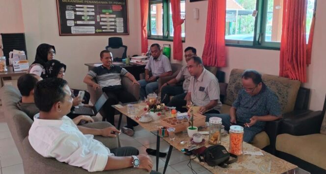 
					PROTES: Sejumlah caleg dan timsesnya saat protes soal perolehan suara ke KPU Lumajang. (foto: Asmadi).