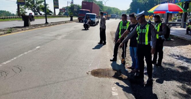 
					OLAH TKP: Anggota Satlantas Polres Pasuruan melakukan olah TKP di lokasi jatuhnya korban. (foto: Moh. Rois).