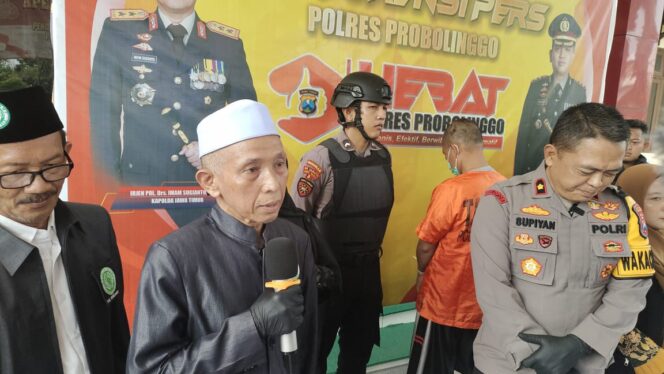 
					BERSIKAP: KH. Abdul Wasik Hannan saat menghadiri rilis kasus guru ngaji hamili istri di Mapolres Probolinggo beberapa waktu lalu. (foto: Ali Ya'lu).