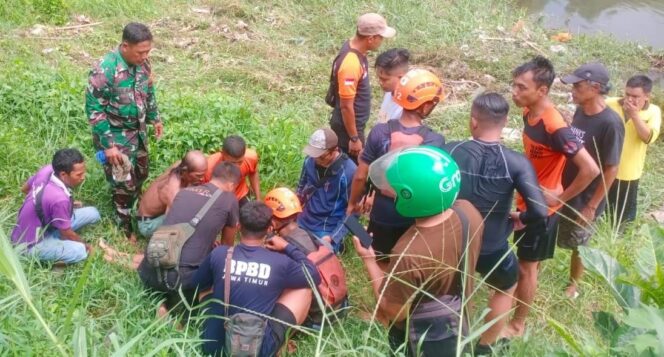 
					TENGGELAM: Evakuasi korban di sungai Kali Asem, Lumajang. (foto: Asmadi).