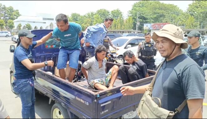 
					DIGEREBEK: Para tersangka penyalahgunaan narkoba digelandang ke Mapolres Pasuruan usai digerebek. (foto: Moh. Rois).