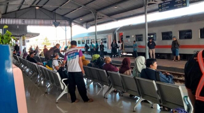 
					RAMAI: Penumpang tampak menunggu kedatangan KA di Stasiun Probolinggo (Foto: Istimewa).