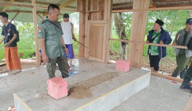 
					BONGKAR: Sejumlah Pengikut Gus Abdul Qodir membongkar sebuab lokasi yang diyakini petilasan Syekh Maulana Ishaq. (foto: Ali Ya'lu).