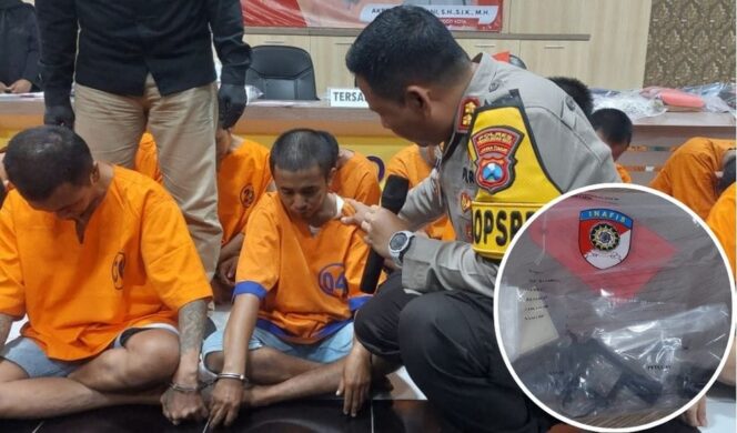 
					DIRINGKUS: Kapolres Probolinggo Kota bertanya kepada SBR, pemilik senpi yang terdunduk. Insert: Senpi jenis revolver yang dimiliki SBR. (foto: Hafiz Rozani).