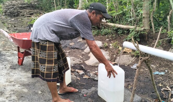 
					KRISIS AIR: Salah seorang warga Desa Sentul, Kec. Sumbersuko, Kab. Lumajang, mengambil air bersih menggunakan jeriken. (foto: Asmadi).