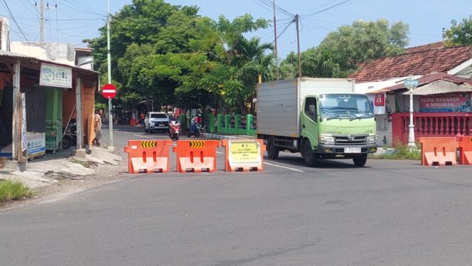 
					SEARAH: Jalan KH. Mansyur arah alun-alun yang diberlakukan satu arah dengan pemasangan barrier. (foto: Hafiz Rizani)