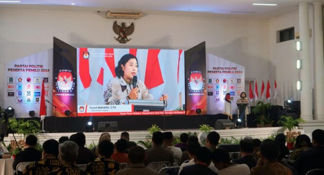 
					PLENO: Rapat Pleno rekapitulasi penghitungan suara yang dilakukan oleh Komisi Pemilihan Umum (KPU) Lumajang, beberapa hari lalu. (foto: Asmadi). 