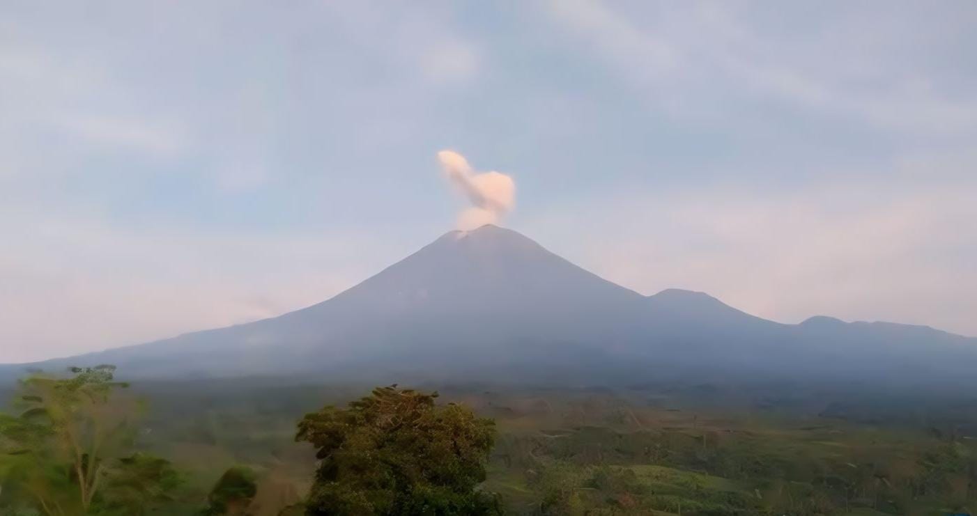 Tiga Jam, Gunung Semeru 3 Kali Erupsi - PANTURA7.com | Beritanya Nyata!