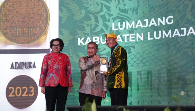 
					RAIH PENGHARGAAN: Sekda Kab. Lumajang, Agus Triyono (mengenakan Odeng) saat menerima piagam penghargaan Adipura tahun 2023 dari Kementerian Lingkungan Hidup dan Perhubungan (LHK) di Jakarta. (foto: Asmadi).