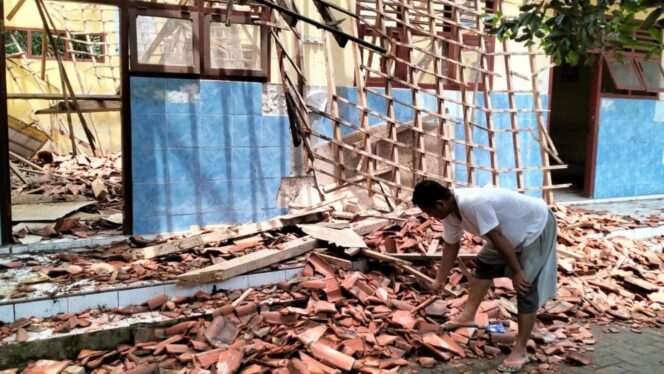 
					RUSAK: Ruang Kelas II, MI Islamiyah di Desa Sentul, Kecamatan Gading, Kab. Probolinggo, roboh. (foto: Ali Ya'lu).