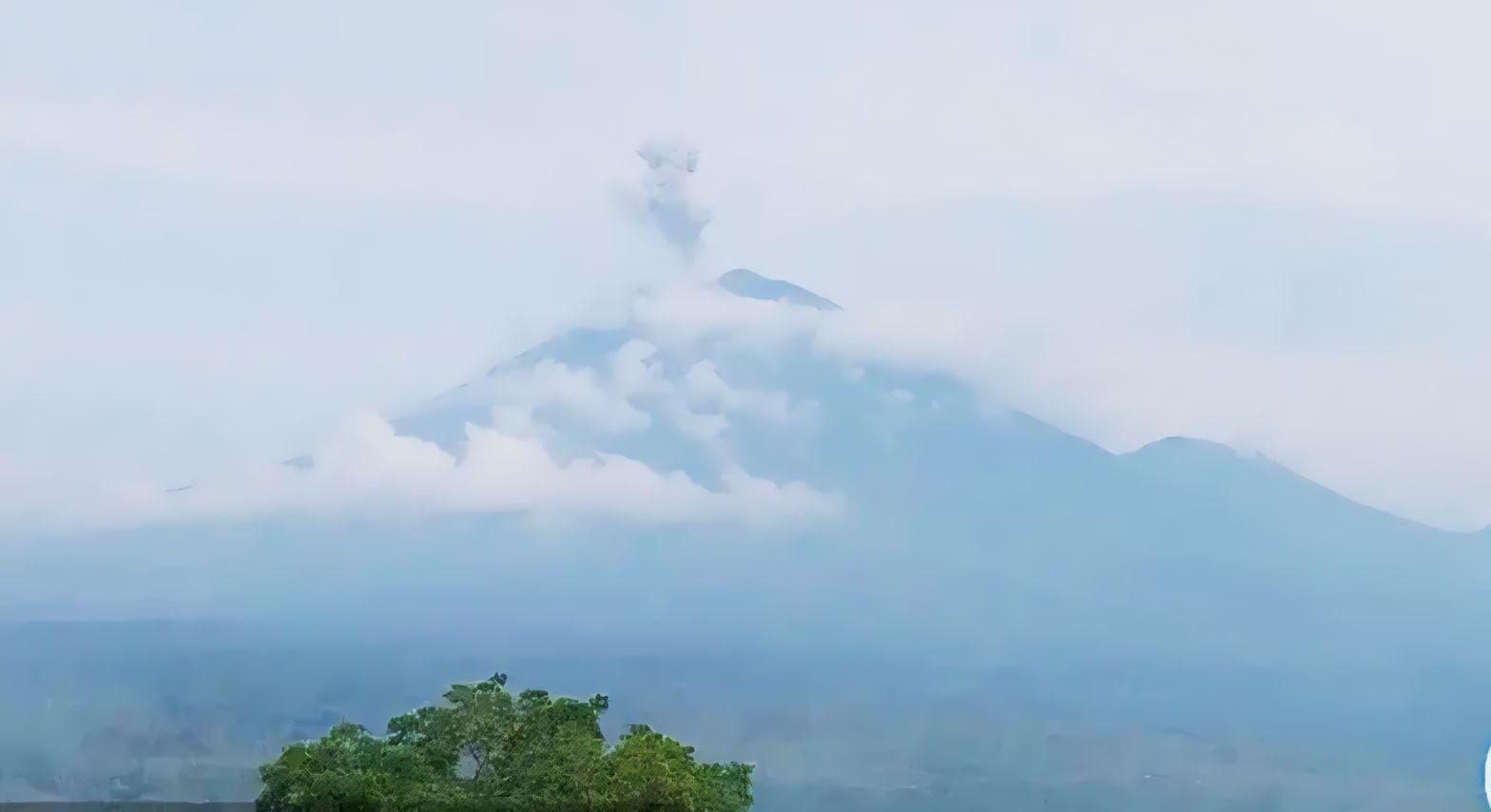 Gunung Semeru Kembali Erupsi, Lontarkan Abu Vulkanik Satu Kilometer ...