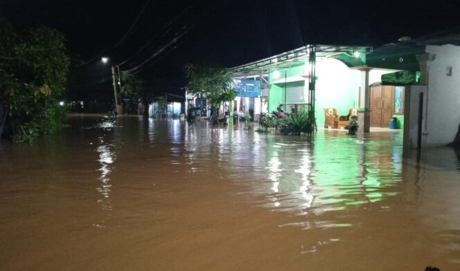 
					TERENDAM: Genangan banjir merendam pemukiman warga 5 desa di Pasuruan. (foto: Moh. Rois).