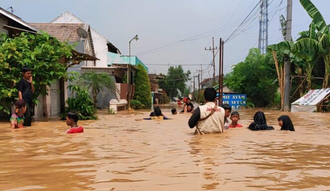 
					MELUAS: Banjir menerjang 3 kecamatan di Kabupaten Pasuruan. (foto: Moh. Rois).
