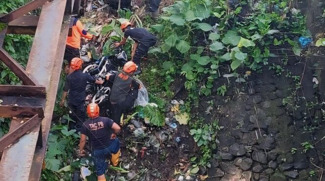 
					EVAKUASI: Proses evakuasi satu keluarga pengendara motor yang jatuh ke jurang di jalan raya Ranuyoso, Lumajang. (foto: Asmadi).