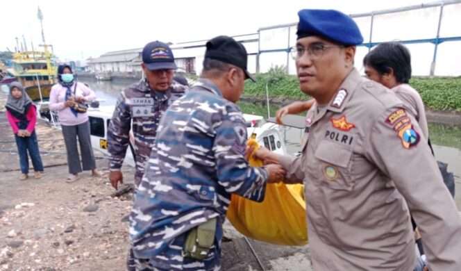 
					EVAKUASI: Petugas saat mengevakuasi jasad nelayan yang ditemukan tewas. (Foto: Istimewa).