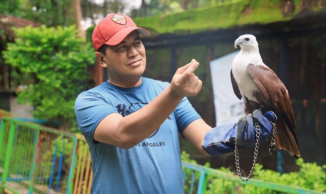 
					CARI IKON: Pj Wali kota Kota Probolinggo, Nurkholis, memegang kelompok Aves jenis Elang Jawa (Foto: Istimewa). 