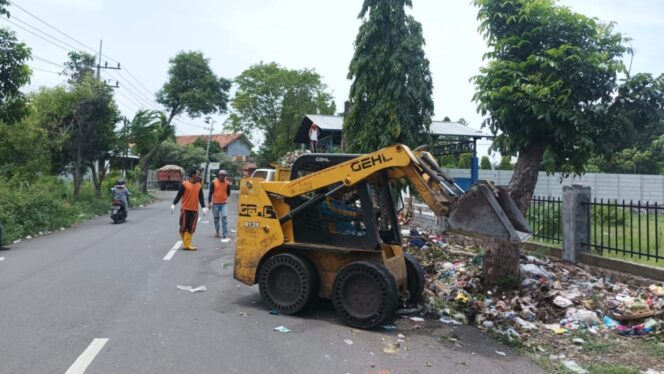 
					BERSERAKAN: Petugas kebersihan dari DLH Kab. Probolinggo sedang melakukan pengangkutan sampah di eks TPS Kraksaan Wetan. (foto: Ali Ya'lu).