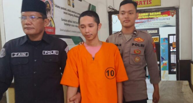 
					DITANGKAP: Satu dari dua pelaku taksi online, R-A (21), akhirnya berhasil ditangkap Polres Probolinggo Kota. (foto: istimewa).