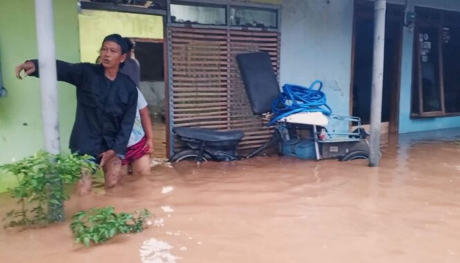 
					TERGENANG: Pemukiman warga 3 kecamatan di Kab. Pasuruan kala diterjang banjir. (foto: Moh. Rois).