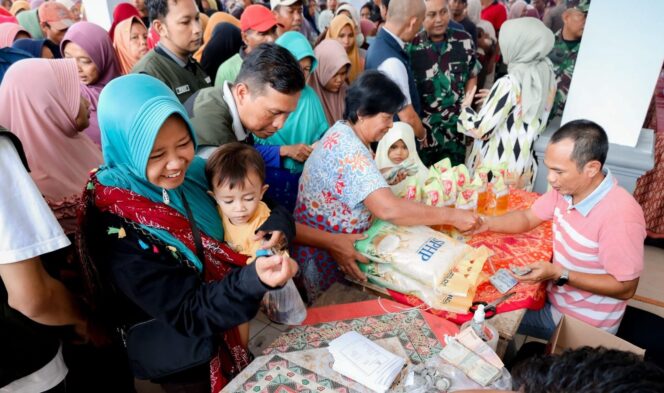 
					REBUTAN: Warga berebut mendapatkan sembako murah di  di balai Desa Tempeh Lor, Kecamatan Tempeh, Kab. Lumajang. (foto: Asmadi).